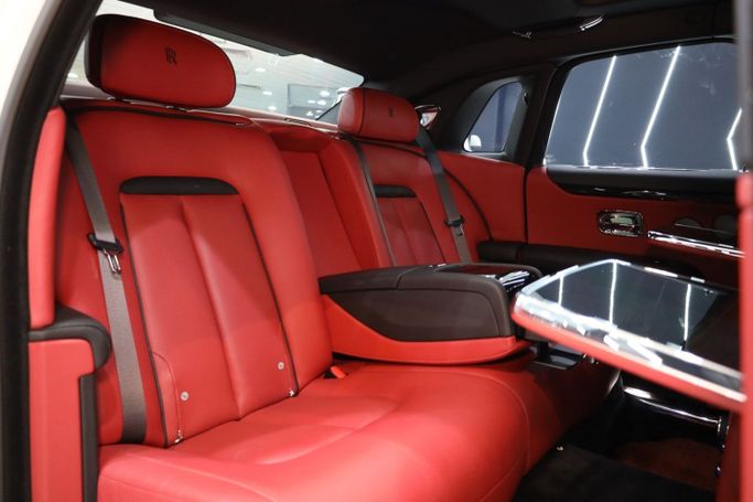 Подержанный Rolls-Royce Ghost II, 6.7 л, 2021 в Дубае от Sanam Cars Белый цвет. GCC | AUTO.AE