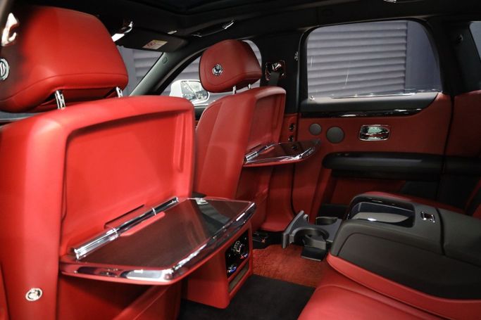 Подержанный Rolls-Royce Ghost II, 6.7 л, 2021 в Дубае от Sanam Cars Белый цвет. GCC | AUTO.AE