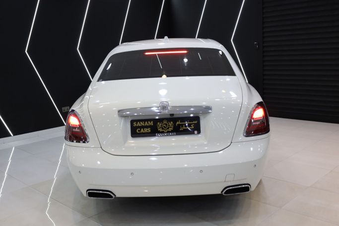Подержанный Rolls-Royce Ghost II, 6.7 л, 2021 в Дубае от Sanam Cars Белый цвет. GCC | AUTO.AE