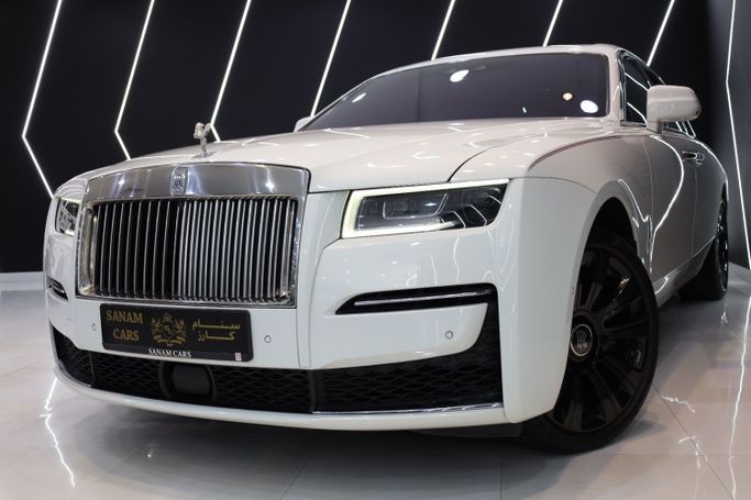 Подержанный Rolls-Royce Ghost II, 6.7 л, 2021 в Дубае от Sanam Cars Белый цвет. GCC | AUTO.AE