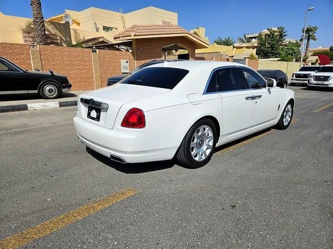 Used Rolls-Royce Ghost I, 6.6 l, 2011 in Dubai by Irfan Motors, White color. Japanese Specs | AUTO.AE