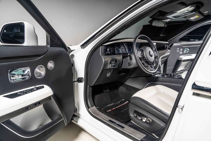 Подержанный Rolls-Royce Ghost Black Badge II, 6.7 л, 2022 в Дубае от The Car Superstore Белый цвет. GCC | AUTO.AE