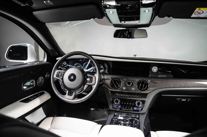 Подержанный Rolls-Royce Ghost Black Badge II, 6.7 л, 2022 в Дубае от The Car Superstore Белый цвет. GCC | AUTO.AE