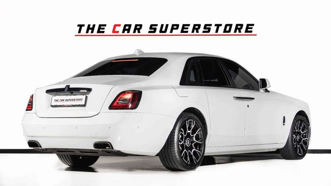 Подержанный Rolls-Royce Ghost Black Badge II, 6.7 л, 2022 в Дубае от The Car Superstore Белый цвет. GCC | AUTO.AE