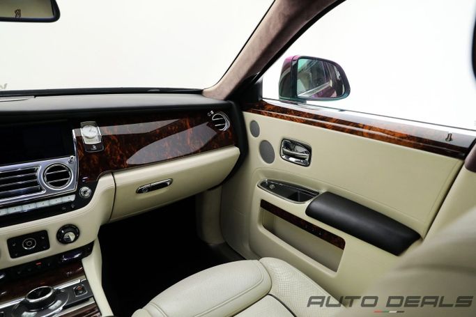 Подержанный Rolls-Royce Ghost I Рестайлинг (Series II), 6.6 л, 2016 в Дубае от AUTO DEALS Красный цвет. GCC | AUTO.AE