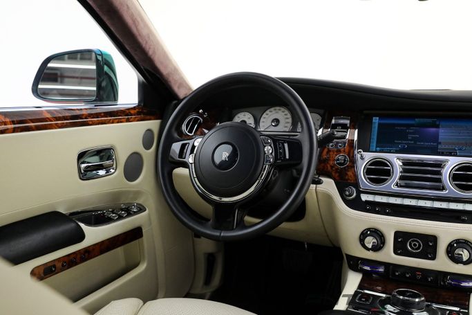 Подержанный Rolls-Royce Ghost I Рестайлинг (Series II), 6.6 л, 2016 в Дубае от AUTO DEALS Красный цвет. GCC | AUTO.AE