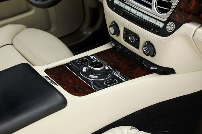 Подержанный Rolls-Royce Ghost I Рестайлинг (Series II), 6.6 л, 2016 в Дубае от AUTO DEALS Красный цвет. GCC | AUTO.AE