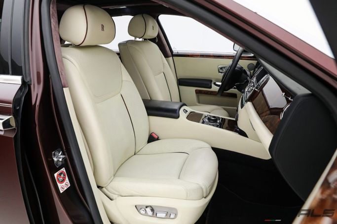 Подержанный Rolls-Royce Ghost I Рестайлинг (Series II), 6.6 л, 2016 в Дубае от AUTO DEALS Красный цвет. GCC | AUTO.AE