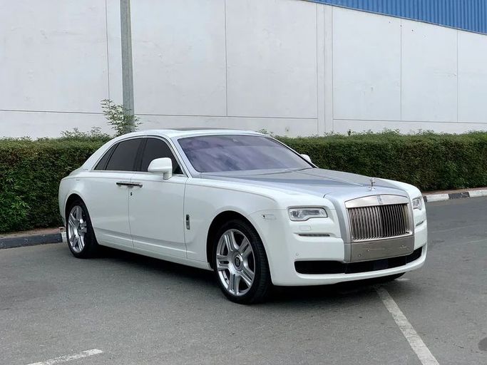 مستعملة Rolls-Royce Ghost Extended I Facelift (السلسلة الثانية), 6.6 l, 2016 في في دبي من Royal Motors، اللون أبيض. مواصفات الخليج | AUTO.AE | إعلان #250895