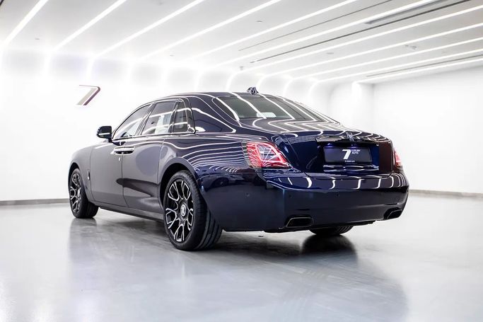 Подержанный Rolls-Royce Ghost Black Badge RR21, 6.7 л, 2024 в ОАЭ, Дубай от 7 Luxury Auto Тёмно-синий цвет. GCC | AUTO.AE | Объявление #281693 — фото 4 из 17