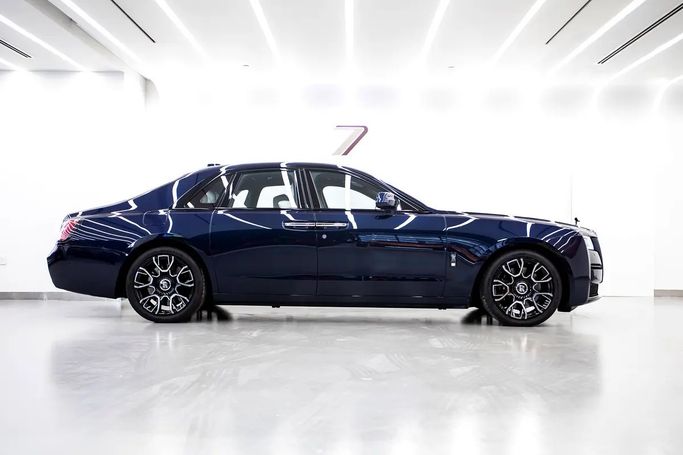 Подержанный Rolls-Royce Ghost Black Badge RR21, 6.7 л, 2024 в ОАЭ, Дубай от 7 Luxury Auto Тёмно-синий цвет. GCC | AUTO.AE | Объявление #281693 — фото 6 из 17