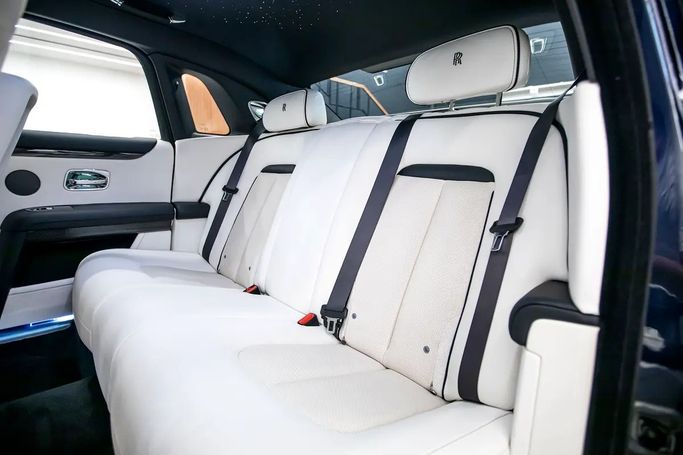 Подержанный Rolls-Royce Ghost Black Badge RR21, 6.7 л, 2024 в ОАЭ, Дубай от 7 Luxury Auto Тёмно-синий цвет. GCC | AUTO.AE | Объявление #281693 — фото 8 из 17