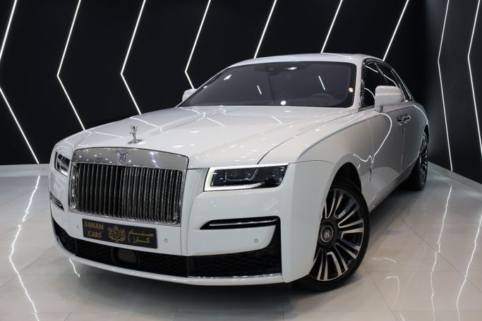 مستعملة ⁦Rolls-Royce Ghost RR21، 6.7 l، 2023⁩ في في الإمارات, دبي من Sanam Cars، اللون أبيض. مواصفات الخليج | AUTO.AE | إعلان #286455