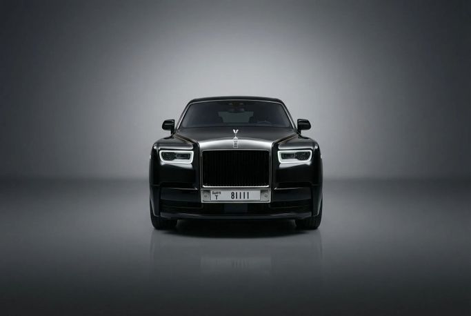 Rolls-Royce Phantom VIII, 2023 седан бизнес класса в Дубае от Rotana Star Rent a Car черный цвет | AUTO.AE
