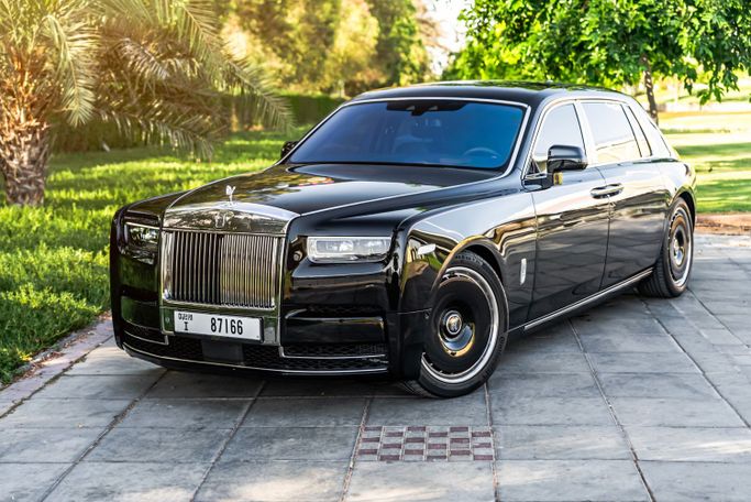 Rolls-Royce Phantom Extended VIII, 2025 business sedan long for rent in Dubai by POF RENTAL, black color | AUTO.AE