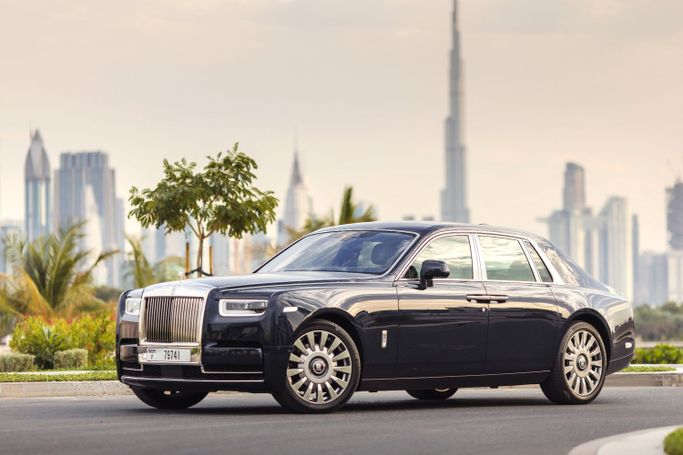 Rolls-Royce Phantom VIII, 2023 седан бизнес класса в Дубае от Uptown Rent A Car LLC тёмно-синий цвет | AUTO.AE