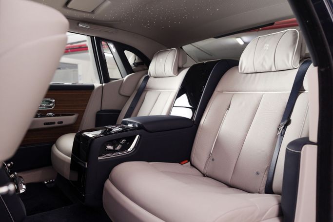 Rolls-Royce Phantom VIII, 2023 седан бизнес класса в Дубае от Uptown Rent A Car LLC тёмно-синий цвет | AUTO.AE