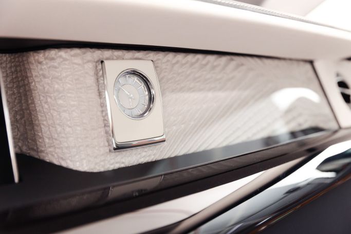 Rolls-Royce Phantom VIII, 2023 седан бизнес класса в Дубае от Uptown Rent A Car LLC тёмно-синий цвет | AUTO.AE