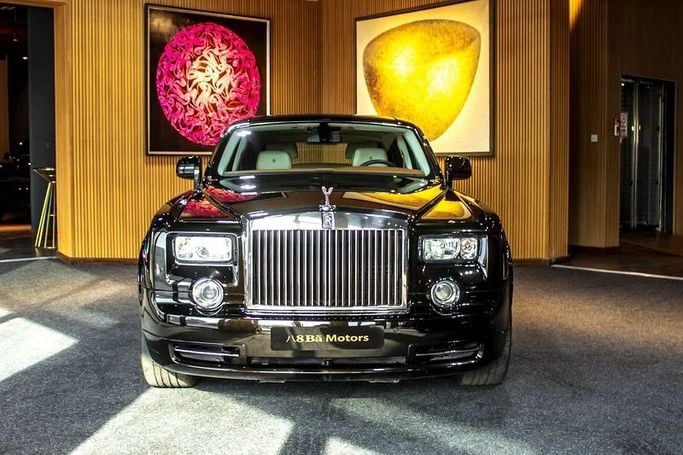 Подержанный Rolls-Royce Phantom VII, 6.7 л, 2011 в Дубае от 8 Ba Motors Черный цвет. GCC | AUTO.AE