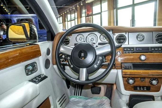 Подержанный Rolls-Royce Phantom VII, 6.7 л, 2011 в Дубае от 8 Ba Motors Черный цвет. GCC | AUTO.AE