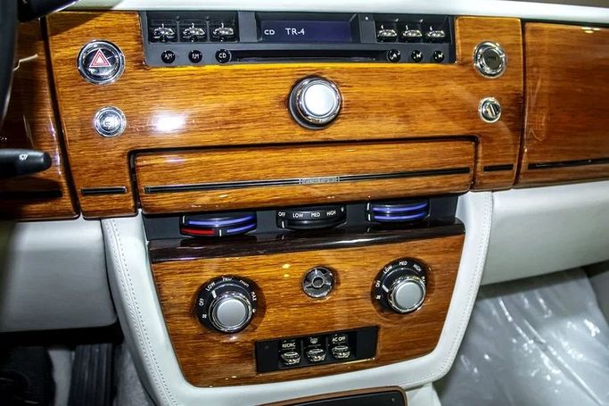 Подержанный Rolls-Royce Phantom VII, 6.7 л, 2011 в Дубае от 8 Ba Motors Черный цвет. GCC | AUTO.AE