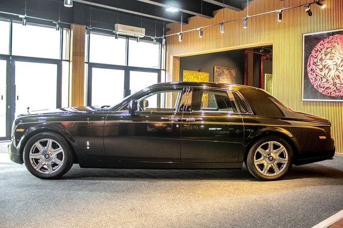 Подержанный Rolls-Royce Phantom VII, 6.7 л, 2011 в Дубае от 8 Ba Motors Черный цвет. GCC | AUTO.AE