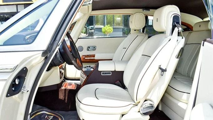 Подержанный Rolls-Royce Phantom VII Рестайлинг (Series II), 6.7 л, 2016 в Дубае от 8 Ba Motors Бежевый цвет. GCC | AUTO.AE