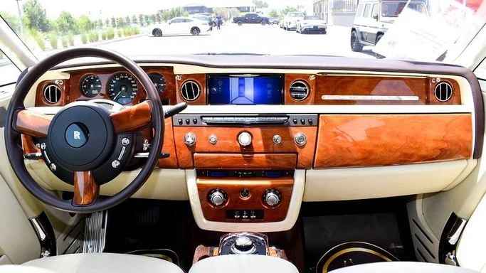 Подержанный Rolls-Royce Phantom VII Рестайлинг (Series II), 6.7 л, 2016 в Дубае от 8 Ba Motors Бежевый цвет. GCC | AUTO.AE