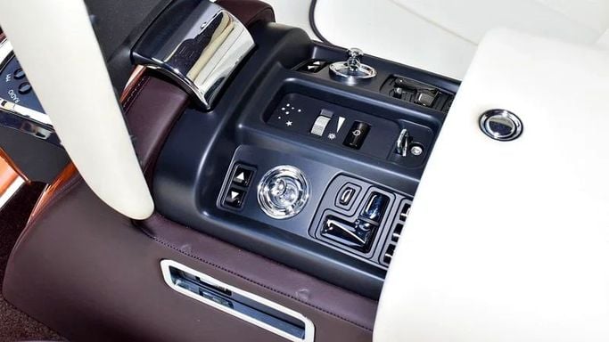Подержанный Rolls-Royce Phantom VII Рестайлинг (Series II), 6.7 л, 2016 в Дубае от 8 Ba Motors Бежевый цвет. GCC | AUTO.AE