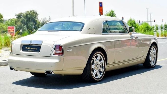 Подержанный Rolls-Royce Phantom VII Рестайлинг (Series II), 6.7 л, 2016 в Дубае от 8 Ba Motors Бежевый цвет. GCC | AUTO.AE