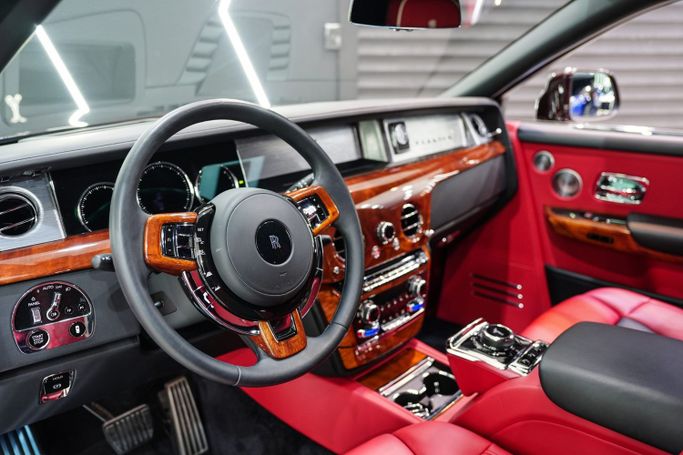 Подержанный Rolls-Royce Phantom VIII, 6.7 л, 2023 в Дубае от Sanam Cars Тёмно-бордовый цвет. GCC | AUTO.AE