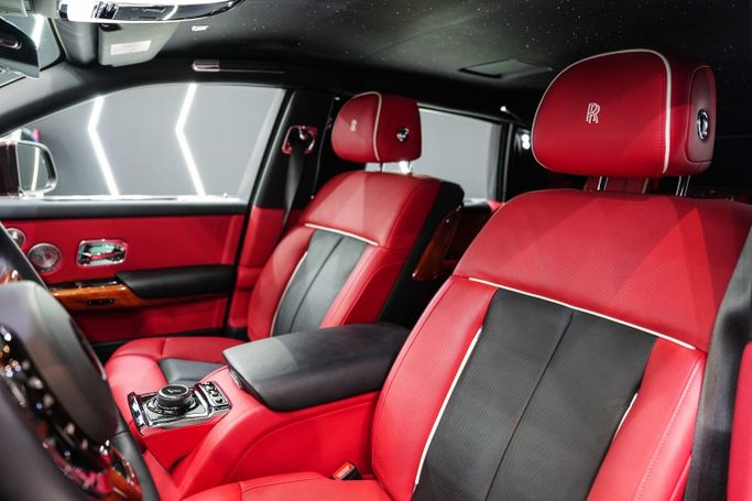 Подержанный Rolls-Royce Phantom VIII, 6.7 л, 2023 в Дубае от Sanam Cars Тёмно-бордовый цвет. GCC | AUTO.AE