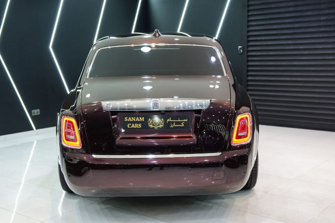 Подержанный Rolls-Royce Phantom VIII, 6.7 л, 2023 в Дубае от Sanam Cars Тёмно-бордовый цвет. GCC | AUTO.AE