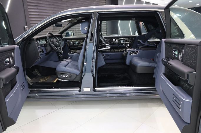Used Rolls-Royce Phantom VIII, 6.7 l, 2021 in Dubai by Sanam Cars, Blue color. GCC Specs | AUTO.AE