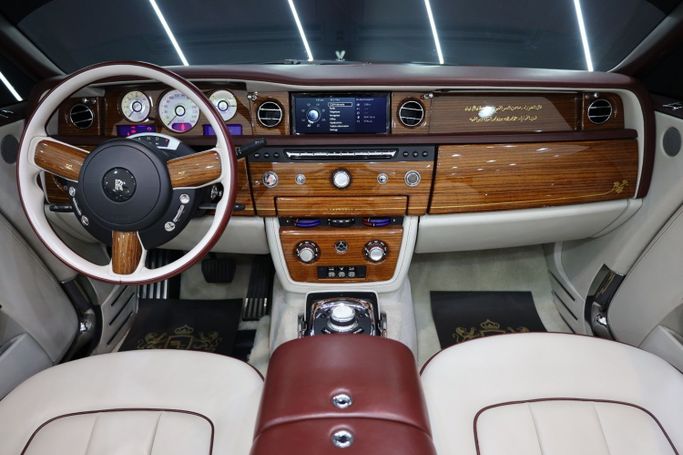 Подержанный Rolls-Royce Phantom VIII, 6.7 л, 2017 в Дубае от Sanam Cars Белый цвет. GCC | AUTO.AE