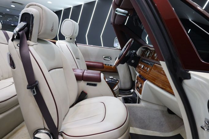 Подержанный Rolls-Royce Phantom VIII, 6.7 л, 2017 в Дубае от Sanam Cars Белый цвет. GCC | AUTO.AE