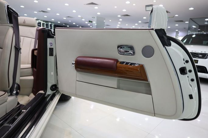 Подержанный Rolls-Royce Phantom VIII, 6.7 л, 2017 в Дубае от Sanam Cars Белый цвет. GCC | AUTO.AE