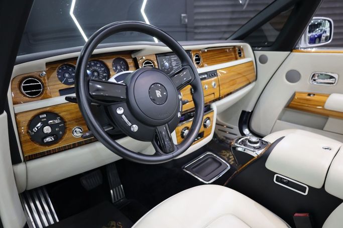 Подержанный Rolls-Royce Phantom VII Рестайлинг (Series II), 6.7 л, 2013 в Дубае от Sanam Cars Серебристый цвет. GCC | AUTO.AE