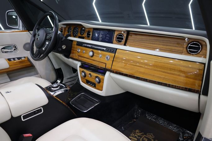 Подержанный Rolls-Royce Phantom VII Рестайлинг (Series II), 6.7 л, 2013 в Дубае от Sanam Cars Серебристый цвет. GCC | AUTO.AE
