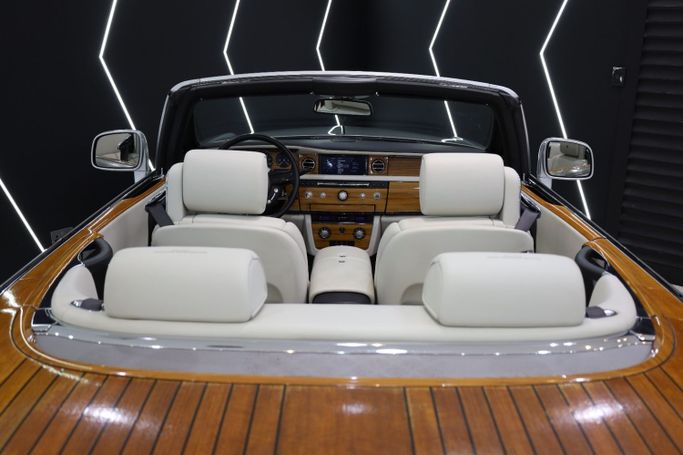 Подержанный Rolls-Royce Phantom VII Рестайлинг (Series II), 6.7 л, 2013 в Дубае от Sanam Cars Серебристый цвет. GCC | AUTO.AE