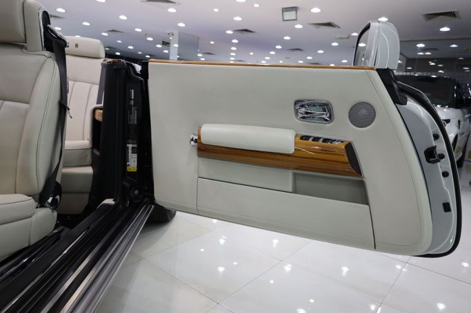 Подержанный Rolls-Royce Phantom VII Рестайлинг (Series II), 6.7 л, 2013 в Дубае от Sanam Cars Серебристый цвет. GCC | AUTO.AE