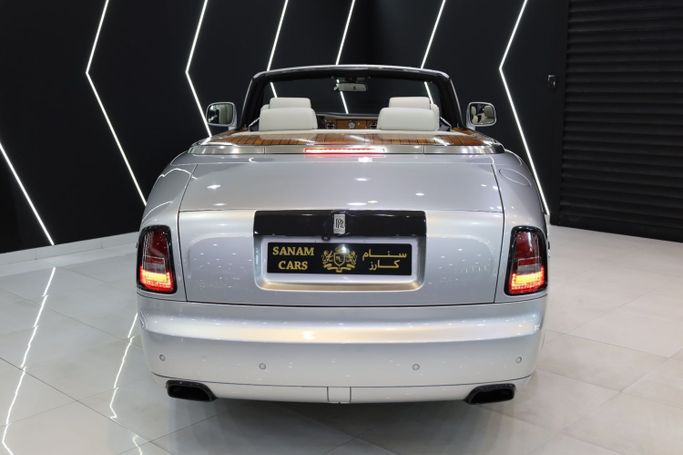 Подержанный Rolls-Royce Phantom VII Рестайлинг (Series II), 6.7 л, 2013 в Дубае от Sanam Cars Серебристый цвет. GCC | AUTO.AE