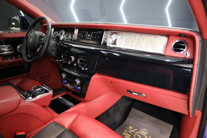 Подержанный Rolls-Royce Phantom VIII, 6.7 л, 2018 в Дубае от Sanam Cars Синий цвет. GCC | AUTO.AE