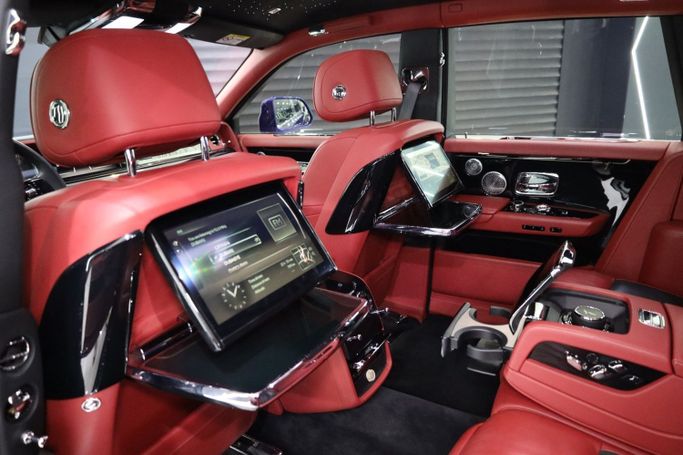 Подержанный Rolls-Royce Phantom VIII, 6.7 л, 2018 в Дубае от Sanam Cars Синий цвет. GCC | AUTO.AE