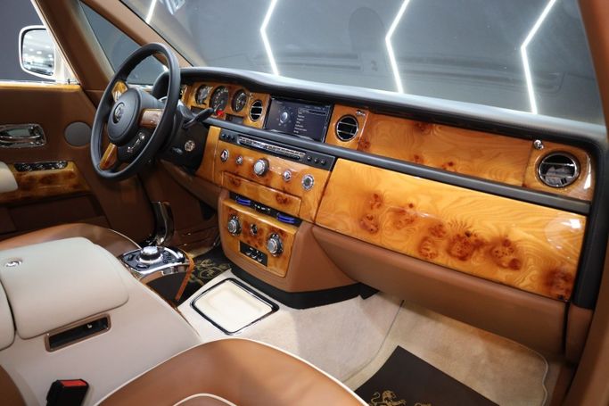 Подержанный Rolls-Royce Phantom VII Рестайлинг (Series II), 6.7 л, 2013 в Дубае от Sanam Cars Белый цвет. GCC | AUTO.AE