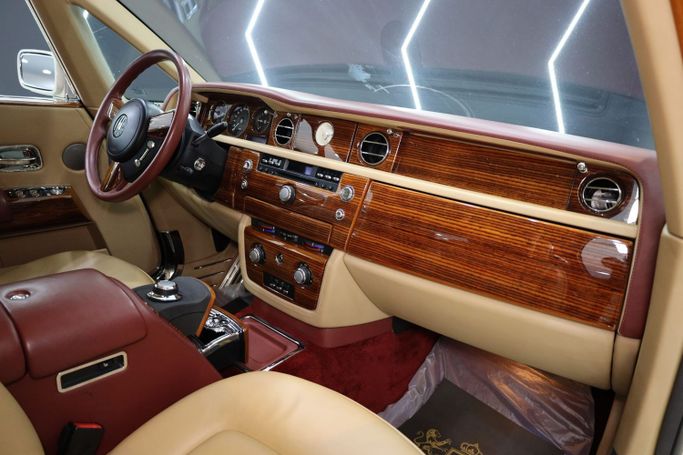 Used Rolls-Royce Phantom VII, 6.7 l, 2009 in Dubai by Sanam Cars, Silver color. GCC Specs | AUTO.AE