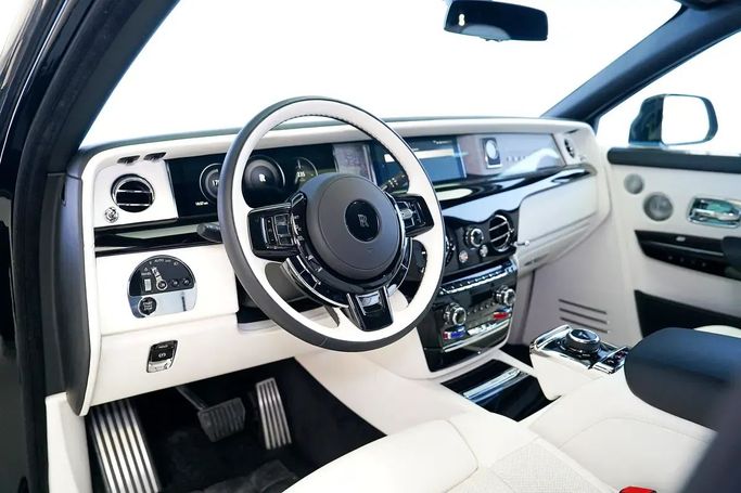 Подержанный Rolls-Royce Phantom Extended VIII, 6.7 л, 2025 в Дубае от Exotic Cars Черный цвет. GCC | AUTO.AE
