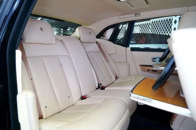 Подержанный Rolls-Royce Phantom VIII, 6.7 л, 2022 в Дубае от Exotic Cars Черный цвет. GCC | AUTO.AE
