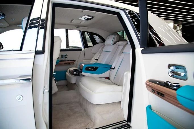 Подержанный Rolls-Royce Phantom VIII, 6.7 л, 2018 в Дубае от Exotic Cars Белый цвет. Other | AUTO.AE