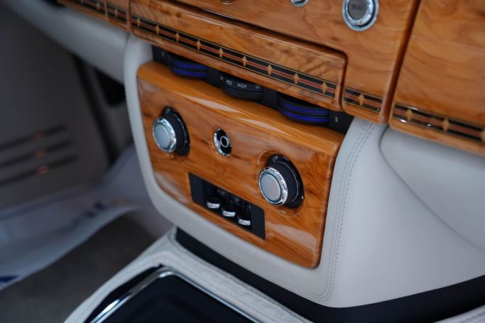 Used Rolls-Royce Phantom VII Facelift (Series II), 6.7 l, 2014 in Dubai by Oscar Motors, Grey color. GCC Specs | AUTO.AE